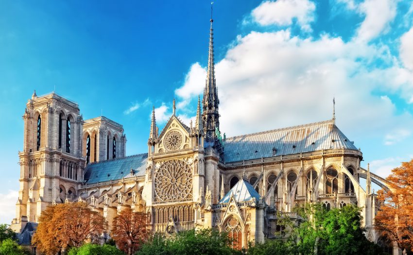 法国巴黎著名地标巴黎圣母院遭遇大火