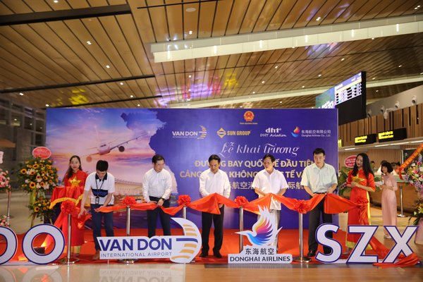 中国深圳航班降落越南首个私人国际机场