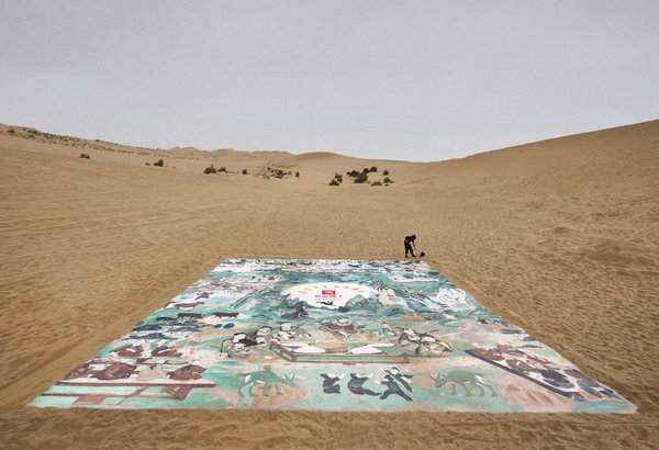 良品铺子携手艺术家创作巨幅沙画，呼吁守护敦煌文化
