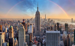 帝国大厦为纽约扶贫组织罗宾汉基金会亮灯