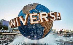 北京环球主题公园正在安装游乐设施