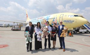 首架东航上海迪士尼度假区达菲主题飞机起航