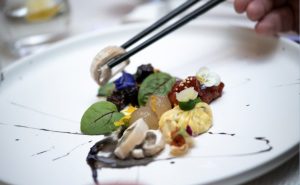 林述巍领衔“洲际行家主厨”团队制作《中餐厅》特色菜品