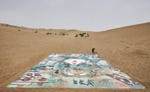 良品铺子携手艺术家创作巨幅沙画，呼吁守护敦煌文化