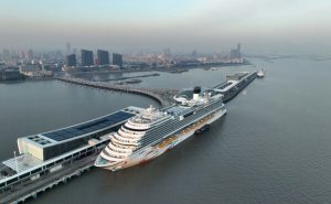 首艘国产大型邮轮举行启航活动