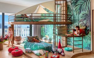 新加坡滨海湾宾乐雅臻选酒店推出两间土地精灵主题家庭客房