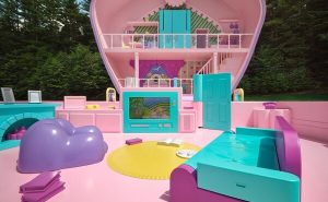 波莉化身爱彼迎房东，开启中古风双层睡衣派对小屋