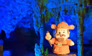 桂林银子岩景区联合合作伙伴发布全球首款AI伴游财神玩具