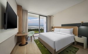 北海银滩假日酒店携“外星小神兽”奇幻世界启幕