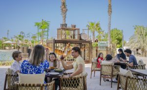 全球首个以恐龙为主题的豪华露营度假胜地在迪拜开放