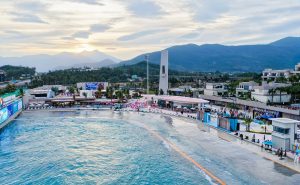 中国首个冲浪主题度假区“中旅逐浪”正式启幕