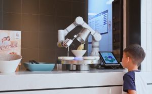 首旅如家携手云迹科技，将煮面机器人引入多家门店