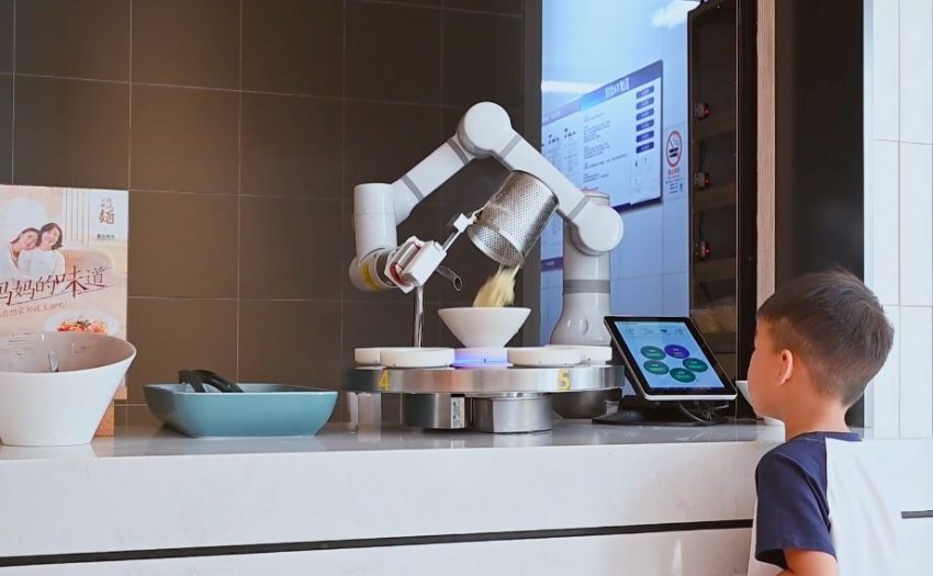 首旅如家携手云迹科技，将煮面机器人引入多家门店